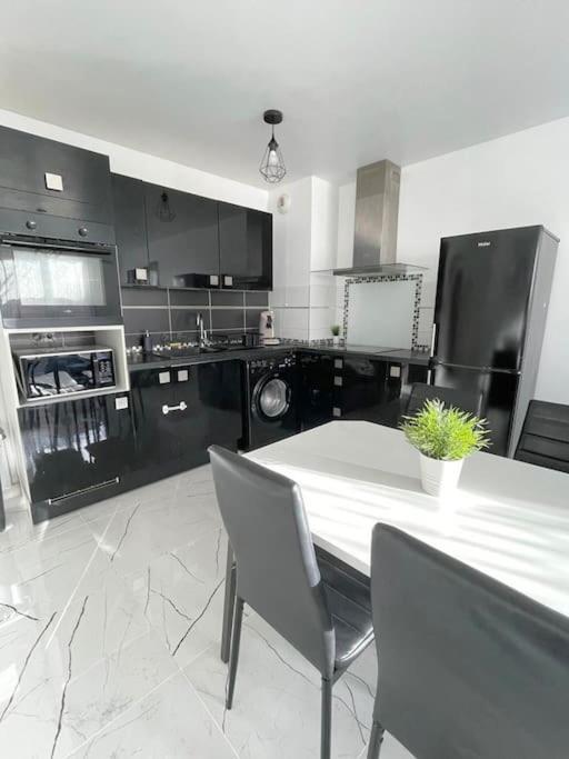 Апартаменти Grand F3 A 30Mn De Paris - Terrasse + Parking Prive Сент-Уан-л'Омон Екстер'єр фото